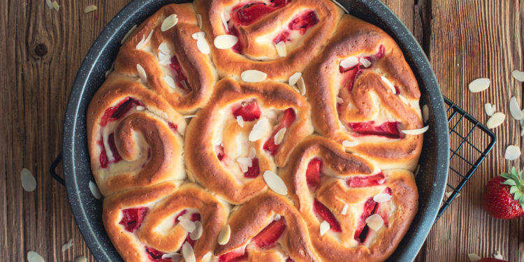 Strawberry-Cheesecake-Rolls