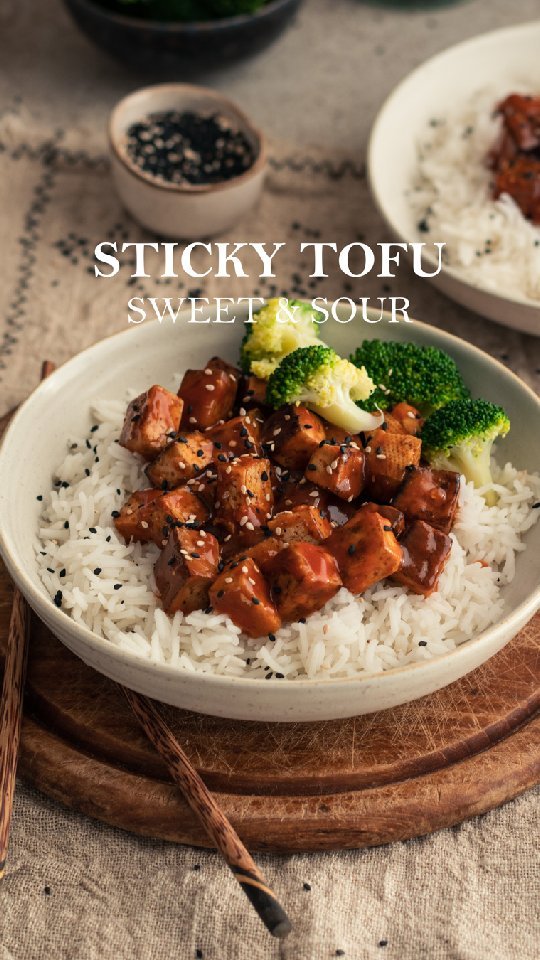 𝐒𝐭𝐢𝐜𝐤𝐲 𝐓𝐨𝐟𝐮 𝐒𝐰𝐞𝐞𝐭 & 𝐒𝐨𝐮𝐫
🥢🍚
.
Si el tofu te parece aburrido o te faltan ideas para emplearlo, está receta es ideal🙌.
Además es súper exprés, fácil y  riquísimo a la vez🤤👌👌.
.
𝐈𝐧𝐠𝐫𝐞𝐝𝐢𝐞𝐧𝐭𝐞𝐬
2 bloques de tofu, 400g total (1 normal + 1 ahumado)
50g de concentrado de tomate
1cda de maicena
2cdas de sirope de arce
2cdas de salsa de soja
1cda de zumo de limón
1 ajo prensado + 1 trozo de jengibre picado
150-200ml de agua
5 especias chinas o otras especias a gusto
-
arroz, broccoli, sésamo, cebolleta
.
👉Para la elaboración, mira el reels. 
.
.
.
#stickytofu #stickytofurecipe #stickytofurice #stickytofubowl #tofu #sweetandsour  #vegano #govegan #vegansofig #veganrecipes #vegansofspain #realfooding #realfoodingvegan #realfooders #comidavegana #comidareal #veganprotein  #ricerecipes #tofurecipes #tofu #veganfoodshare #veganfoodies #veganinspiration  #easyvegan #easyveganmeals #easyveganrecipes #easyrecipe #easyrecipes #veganfoodporn #easyveganfood